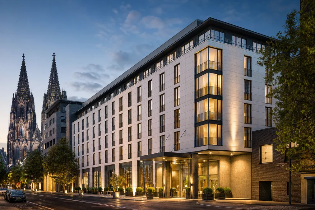 German-speaking market business hotel scenario: modern hotel facade as reference illustration